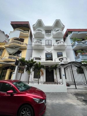 cho thuê lk cạnh vin green bay - mễ trì. 90m2 x 4tầng, mt: 7m. chia phòng, đủ đh, nl, ô tô đỗ cửa.