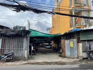 tốt,vị trí đẹp nhất, lê văn việt, dt:20x30m (nở hậu), hầm + 7 tầng(xdm), tn:200tr/tháng. giá 90 tỷ