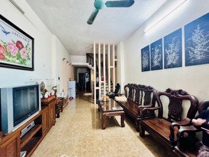 ** nhà 5 tầng ô tô đỗ gần trung tâm thanh trì
diện tích:41m2