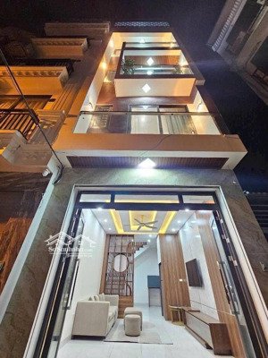 bán nhà gia quất 35m 5 tầng 5,5 tỷ: dân xây 4 ngủ, sát ô tô, khu vực tiện ích đường thông thoáng