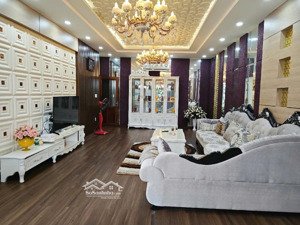 giảm giá lần 2 bán gấp biệt thự mặt tiền trung tâm thành phố gần sân bay