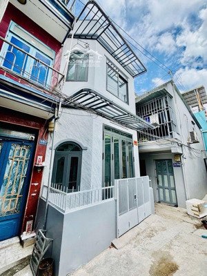 nhà mới 2 tầng. đường tân hòa đông. quận 6..nhỉnh 3 tỷ xíu