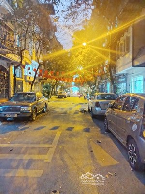 bán nhà đầm trấu 5 tầng thang máy ô tô tránh vỉa hè đá bóng giá hơn hai chục tỷ