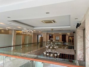 cho thuê nhà mặt phố lạc long quân, tây hồ: 300mx2t+1hầm: làm văn phòng, ngân hàng, showrom, ...