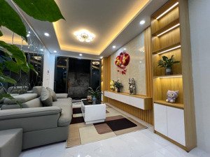 gần phố, ngõ thông kinh doanh, nhà đẹp full nt thoáng sáng, dân xây ở ngay.dt 30m5t mt3,3m giá8,3ty