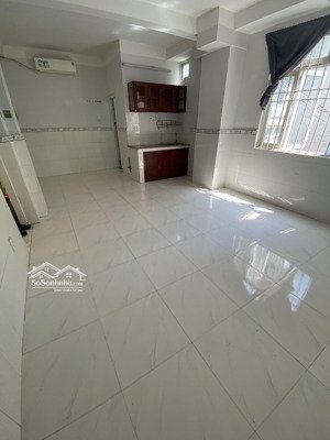 phòng rộng, tầng 1, 2 cửa xổ, có phòng gần pvh, q3