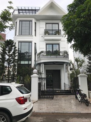 bt hoa phượng 300m2 hoàn thiện đẹp, mặt vườn hoa công viên, sông sau liền nhà rất rộng, giá 120 tỷ