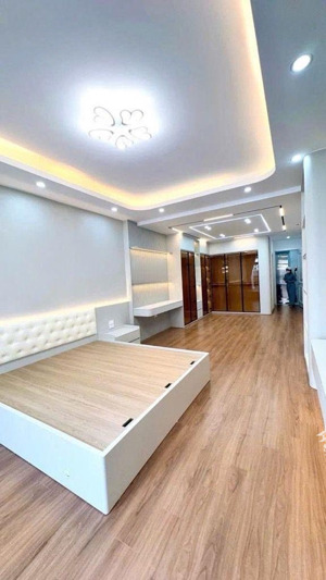 phân lô kim ngưu 6 tầng thang máy full nội thất ở sướng vf3 đỗ cửa 30m ra mặt phố