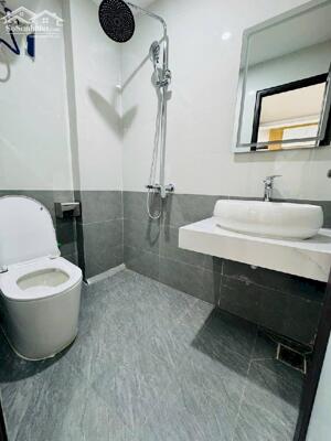 Bán nhà Láng Hạ 34m 5 tầng thang máy hiện đại sát chợ Láng Hạ gần trường học các cấp tiện ích vô vàn .