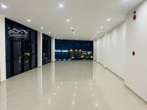 toà nhà văn phòng đường nguyễn văn linh, với nhận diện thương hiệu cao