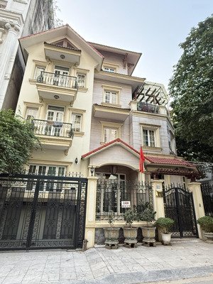 bán nhà dịch vọng hậu - trần thái tông, ngõ thông, 236m2 x 4t 1 hầm, lô góc vỉa hè 3m - giá: 126 tỷ