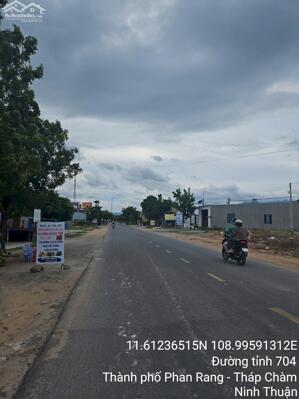 Lô thổ cư mặt tiền 704 cách quốc lộ 200m