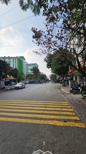 bán nhà mặt phố phú diễn 60m2, 6t, mt 4.2m, vỉa hè 5m, kinh doanh, đầu tư, giữ tiền tốt.