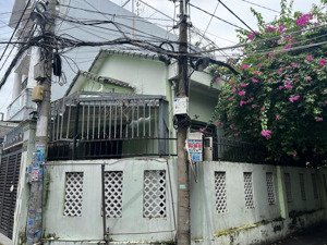 ngang gần 9m, góc 2 mặt tiền, đường thông xe tải, chủ cần bán gấp, hàng tốt cho ace đầu tư ạ