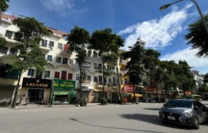 bán liền kề đô nghĩa hai mặt thoáng, gần công viên cây đàn. giá 15 tỷ