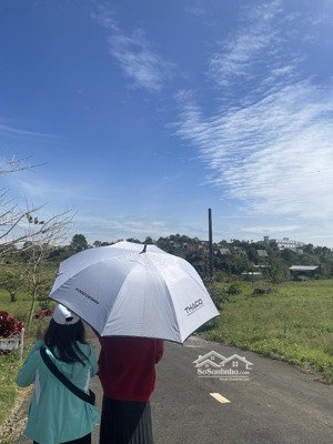 chủ cần bán gấp lô đất phía sau lưng khu lâu đài trắng bảo lộc