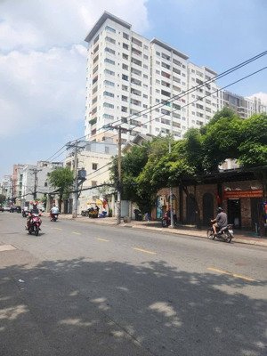 bán nhà bình phú ( 4 x 18 ) 3 tầng chắc chắn, sát siêu thị mega vị trí đẹp nhỉnh 9 tỷ.