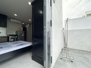 new 100% căn hộ bancol full nt,gần bờ kè hoàng sa q3, thang máy, xe hơi tận cửa,có máy giặt riêng