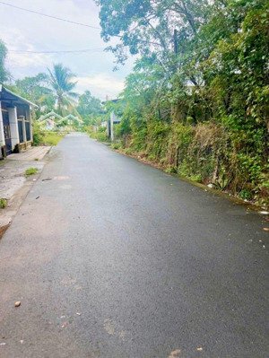 lô đất mặt tiền đường nhựa rộng rãi, thổ cư, đường thông, sổ hồng riêng