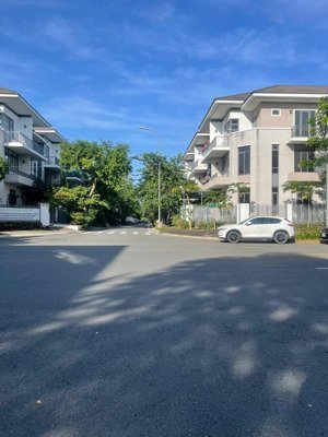 bán gấp căn biệt thự lavila góc 2mt đường 25m gần công viên và hồ bơi dt 132.8m2 sh giá 19.5tỷ