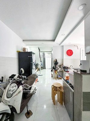 cần bán nhà 3 mặt thoáng - hxh - ngay trần hưng đạo, quận 1 - 2 tầng. ở ngay hoặc cải tạo lại