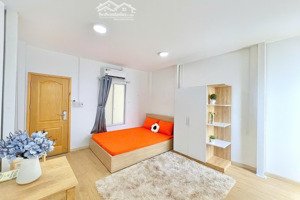 căn hộ studio cửa sổ lớn và ban công có thang máyfull nt cao cấp gần công viên lê thị riêng q10.