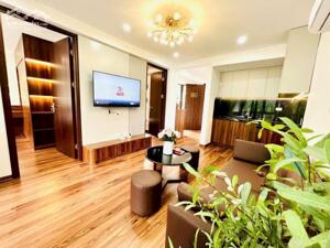 Siêu phẩm Tập thể mặt phố Huỳnh Thúc Kháng, Đống Đa, nhà đẹp lô góc, view phố, ô tô đỗ