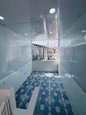 chỉ 2,2 tỷ,nhà đẹp 3 tầng, sân thượng, gần hxh tại lý phục man, bình thuận, quận 7, hcm,