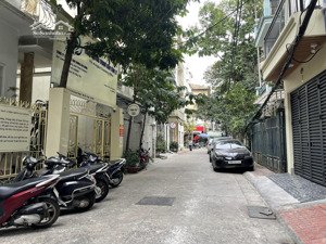 nhà liền kề, phân lô hai bà trưng từ 20-30 tỷ . số lượng hãn hữu , ở hay cho thuê đều rất hợp .