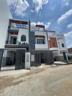 bán nhà 2lầu hoàn công giá rẻ gần cầu hoá an. dt 100m2, 4p ngủ, sân xe hơi 7 chỗ, đường rộng 8m.