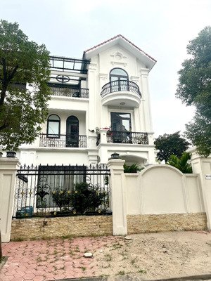 cho thuê nhà nguyên căn biệt thự 230m x 3,5t, mt 12m. thang máy, nhà mới keeng. kđt văn phú hà đông