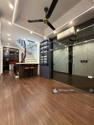 cần bán nhà dân xây sau chợ thạch bàn 5 tầng 2 mặt thoáng gần ô tô tránh giá 8 tỷ có thương lượng