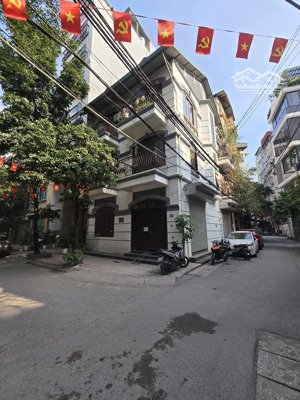 cho thuê nhà mặt phố linh lang. dt100m2x5t. mỗi tầng 2p. ô tô tránh, vỉa hè 3m. kinh doanh đỉnh