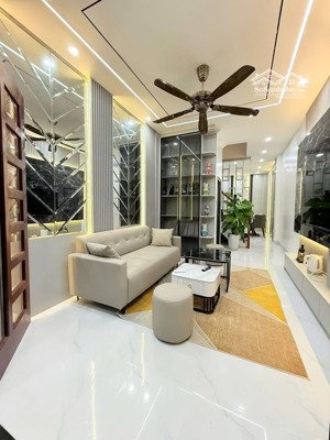 mới kính kong! xã đàn, gần oto, 1 ngoặt tới nhà ,ngõ thông, bagác đỗ cửa, thông sàn, thoáng,39m2*5t