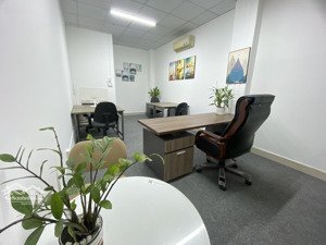 văn phòng riêng sẵn bàn ghế trọn gói 3 triệu tặng 01 bảng tên