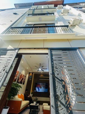 bán nhà 5 tầng -lĩnh nam - hoàng mai - 30m2 full nội thất -oto đỗ cửa - giá: 8,6 tỷ