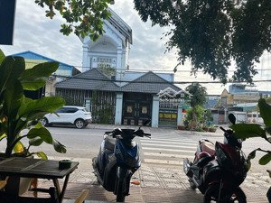 bán lô góc 2 mặt tiền, 9 kiot, biệt thự sẵn, thu nhập 22triệu, vị trí vàng, giá cực tốt. 