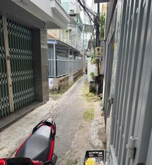 nhà 2 tầng cách hồng bàng chỉ 1 căn nhà - 4 tỷ 300 - hẻm thông