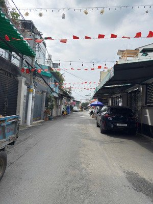 rẻ.. rẻ hơn cả đầu tư.. một đời chủ duy nhất taxi tới nhà 3 tầng .. chính chủ tự xây kiên cố.n 4tỷ