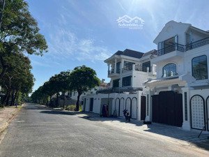 cho thuê biệt thự ngang 10m x 22m mặt tiền đường 15m, 1t2l mới 100% kdc an ninh bảo vệ 24/7