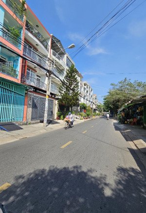 nhà đường nhựa 12m ngay khu dân cư lý chiêu hoàng. 4mx20m. 4 tầng. chỉ 11.5 tỷ