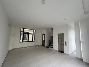 cho thuê nhà phố vinhomes grand park 84m2 thiết kế 5 tầng thang máy+ máy lạnh nhà mới hoàn thiện