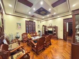 chủ gửi bán biệt thự trung tâm thành phố để lại toàn bộ đồ nội thất.