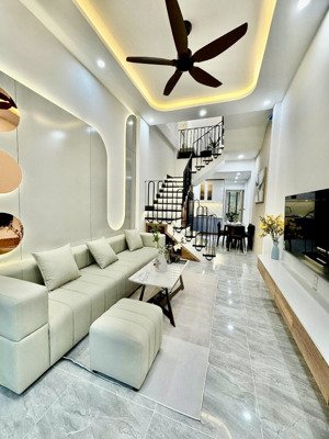 nhà siêu nét! phố đặng tiến đông, đối diện gò đống đa, gần đh công đoàn, cách 3 nhà ra phố