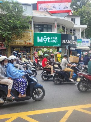 mặt tiền nguyễn trãi, p8, q5 , ngay ngả tư , hiện cho chuỗi nhà hàng nước ngoài thuê .giá 12,5 tỷ