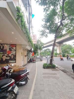 mặt phố hoàng cầu víp - view trực tiếp hồ hoàng cầu - 2 mặt thoáng, 1 mặt phố và 1 mặt ngõ - diện t