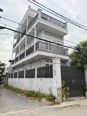 căn góc 2 mặt tiền 3 lầu mt kênh sát cầu sắt vườn lài - tiện kd.dt. 5m x 19.8m - tiện kinh doanh