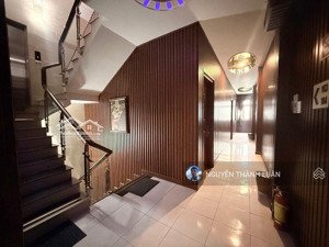 khách sạn -2 mặt tiền hiếm- 200m -doanh thu ~2.2 tỷ/năm