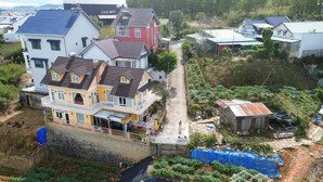 bán căn biệt thự cổ điển, vị trí hiếm có. thông thoáng quanh năm và rất yên tĩnh!