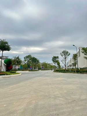 hiếm: nhà đẹp 38m , ô tô đỗ cửa + thang máy + lô góc 2 mặt siêu thoáng